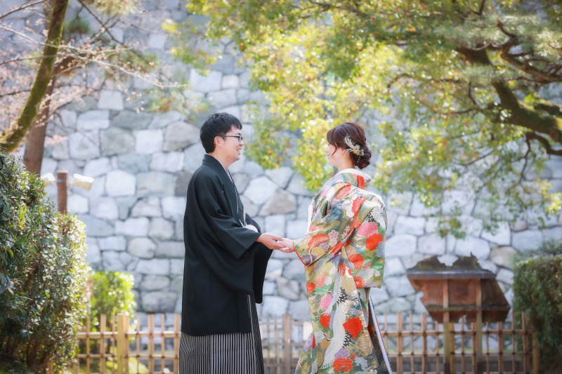 石垣を背景に新緑とのコントラスト