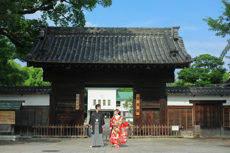 徳川園の黒門を背景にツーショット撮影