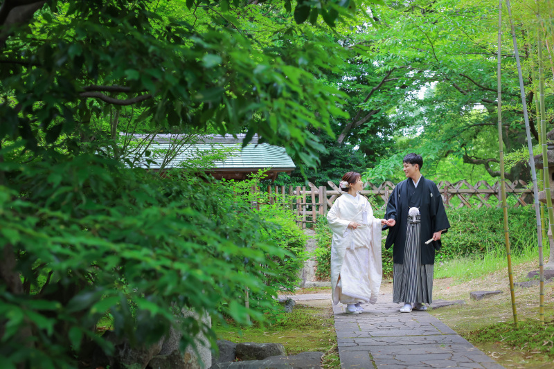 中村公園の新緑を歩くおふたりを自然に残す和装写真
