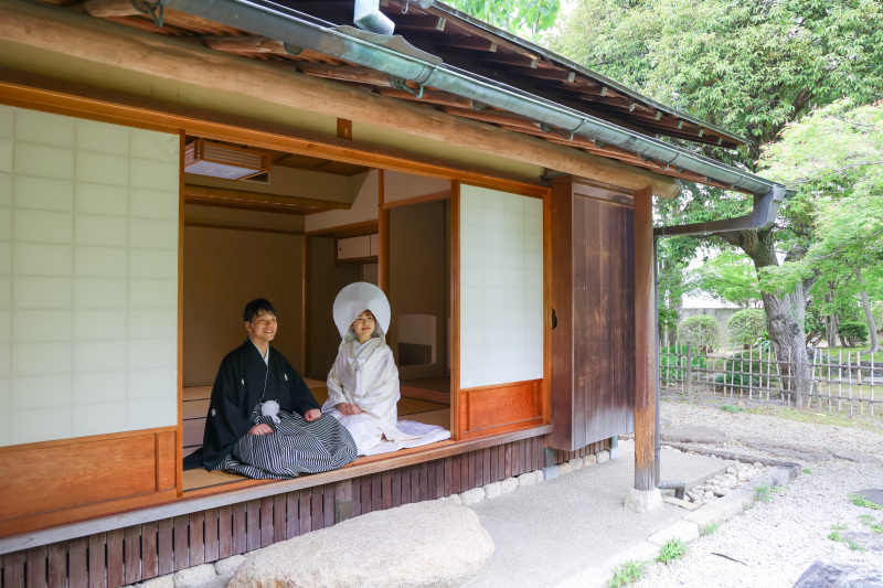 桐蔭茶席の縁側で綿帽子姿を美しく残せる和装の写真