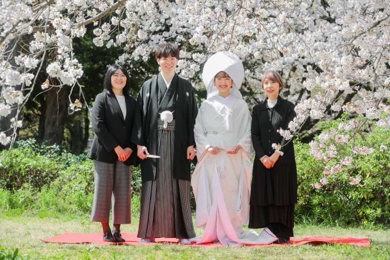 桜を背景にご両家のお母様達とご家族ショット