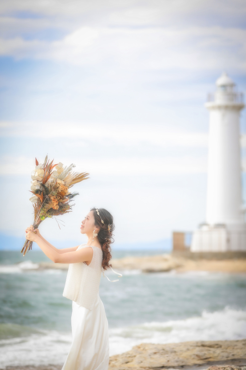 灯台を背景にソロショット