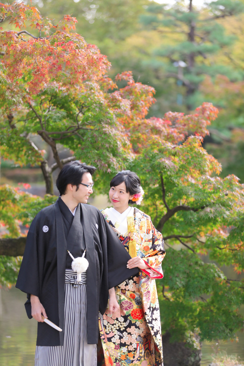 紅葉をバックに見つめ合い袖持ちショット撮影