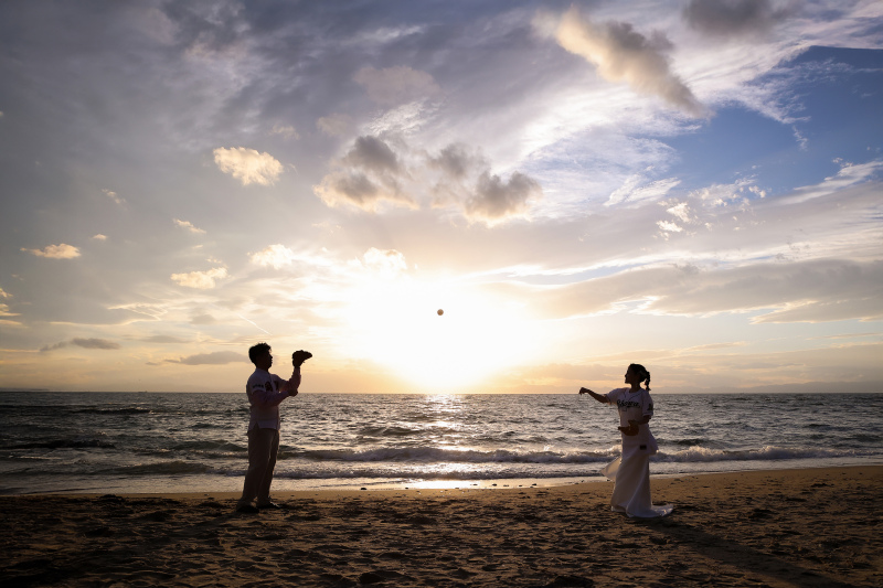 シルエットを活かし、夕陽の海辺でキャッチボール！