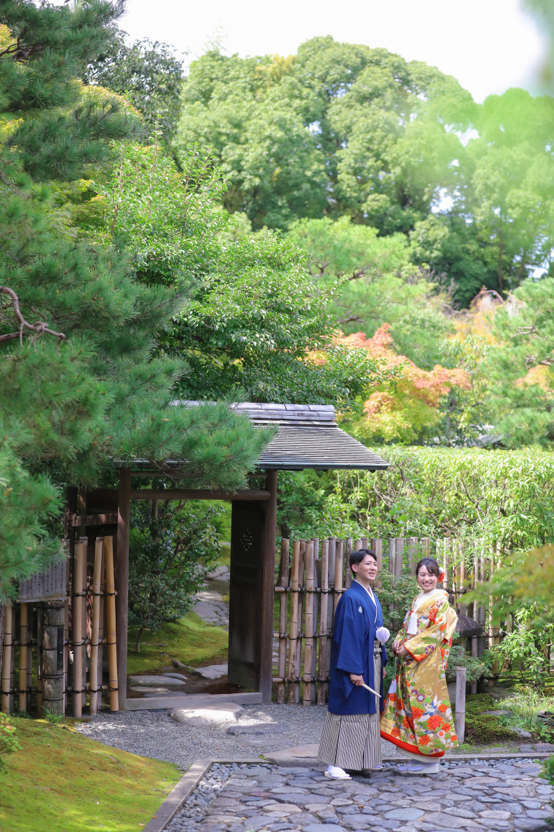 清羽亭の門前で