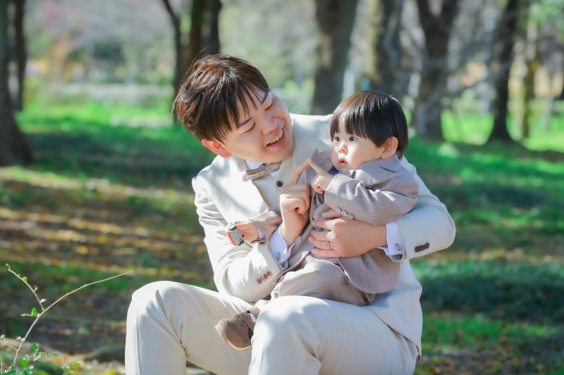 お子様を抱く新郎様のやさしい表情が伝わる洋装写真