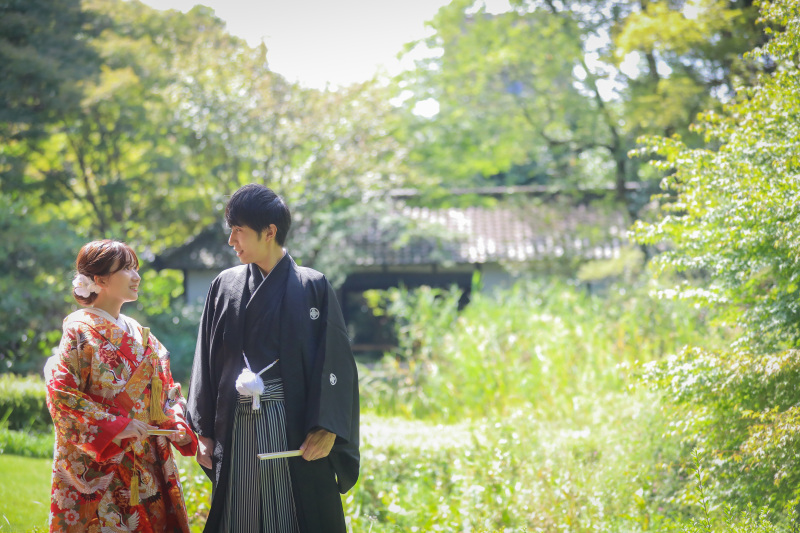 手を繋いでのツーショット背景に和装建築を入れて