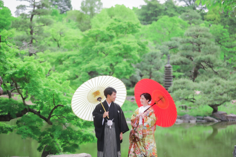 鶴舞公園の池を望む白と赤の番傘を持つ和装ショット