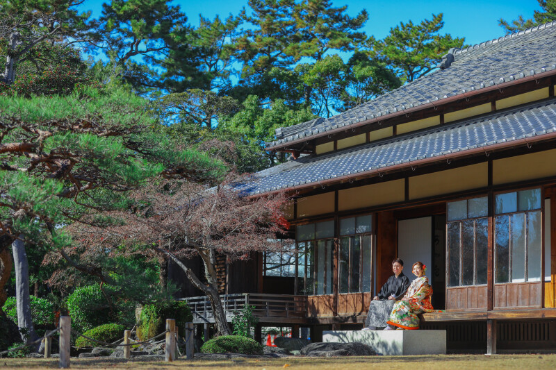 雰囲気あるお茶室の縁側でツーショット撮影