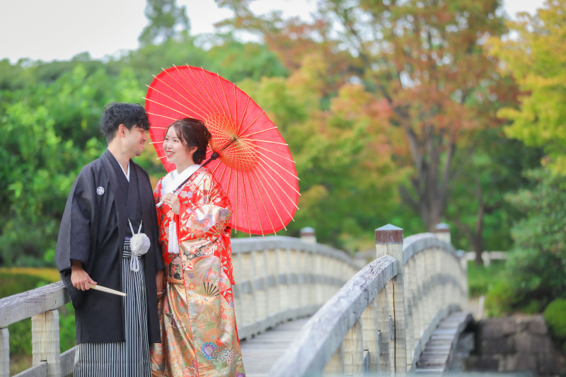 白鳥庭園の橋で