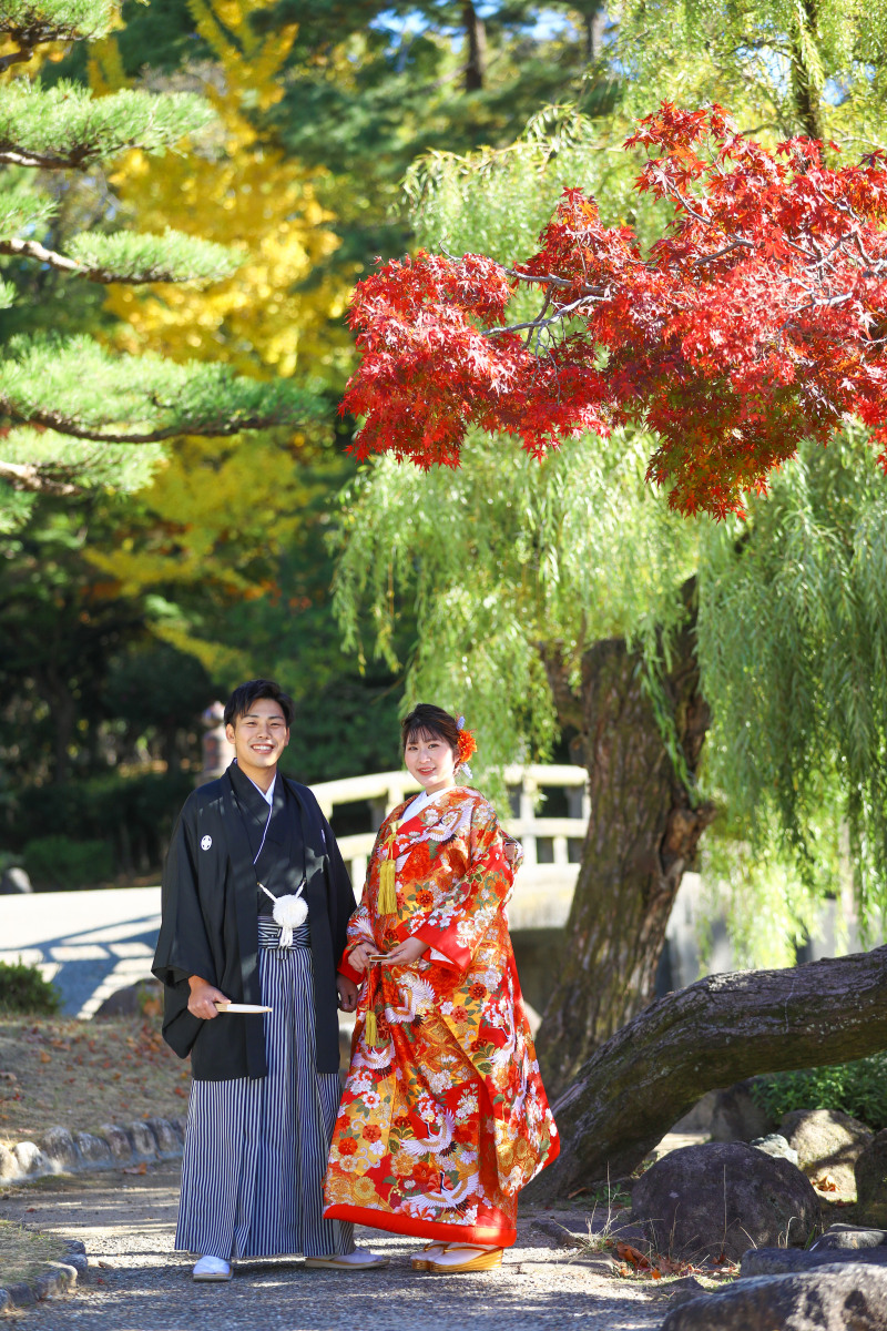 紅葉と新緑の下で和装ロケーション撮影