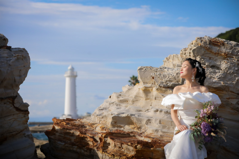 野間灯台の海辺でのショット（背景に灯台を入れて）