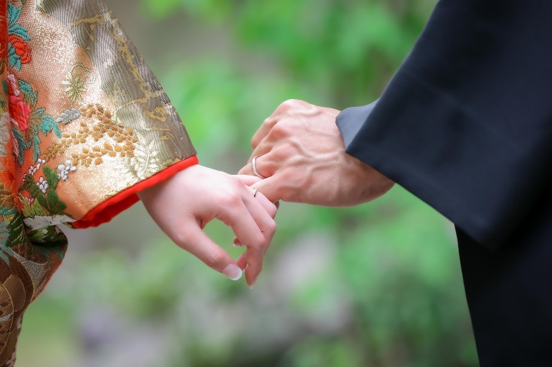和装姿のお二人の手元で交わす結婚指輪の誓いカット