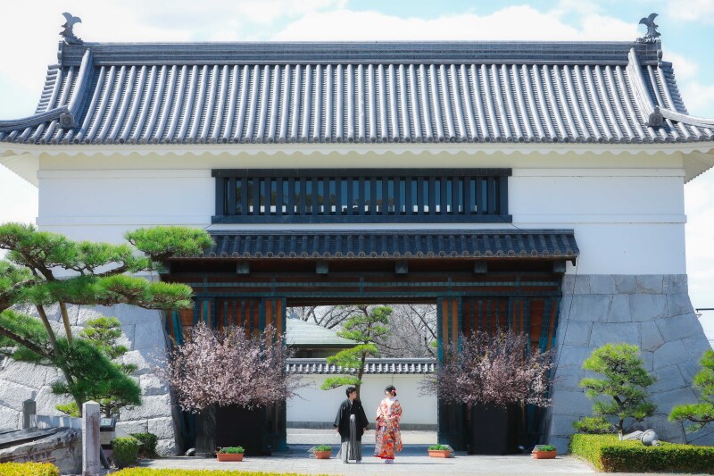 建造物と一緒にツーショット撮影