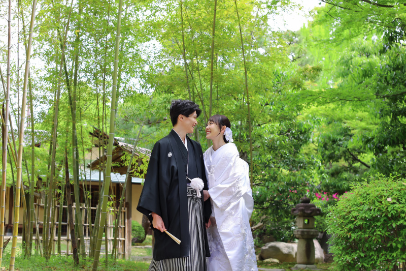 竹林で見つめ合う白無垢のおふたりの笑顔の和装写真