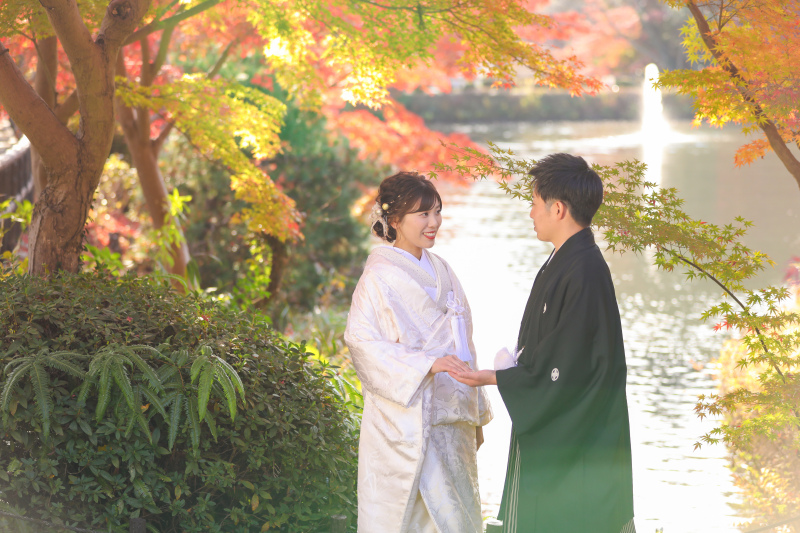 池と紅葉を背景に