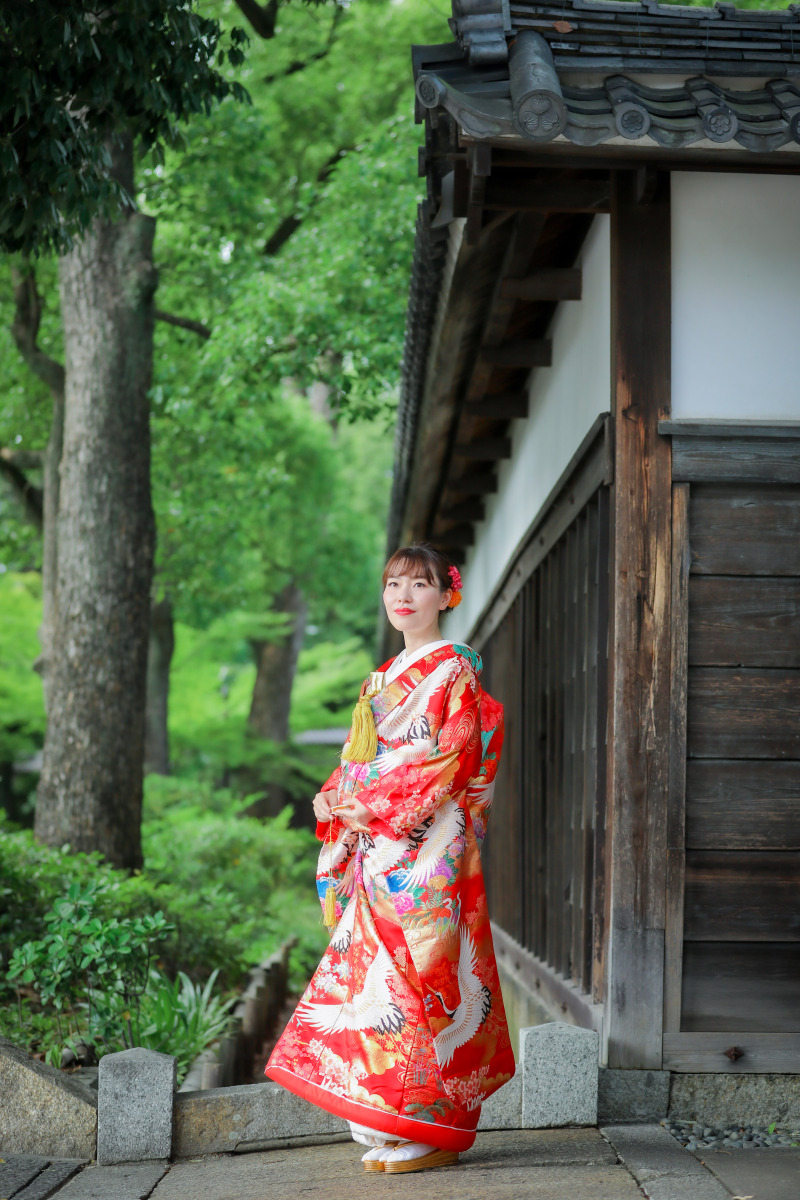 華やかな色打掛姿と鮮やかな新緑を入れて