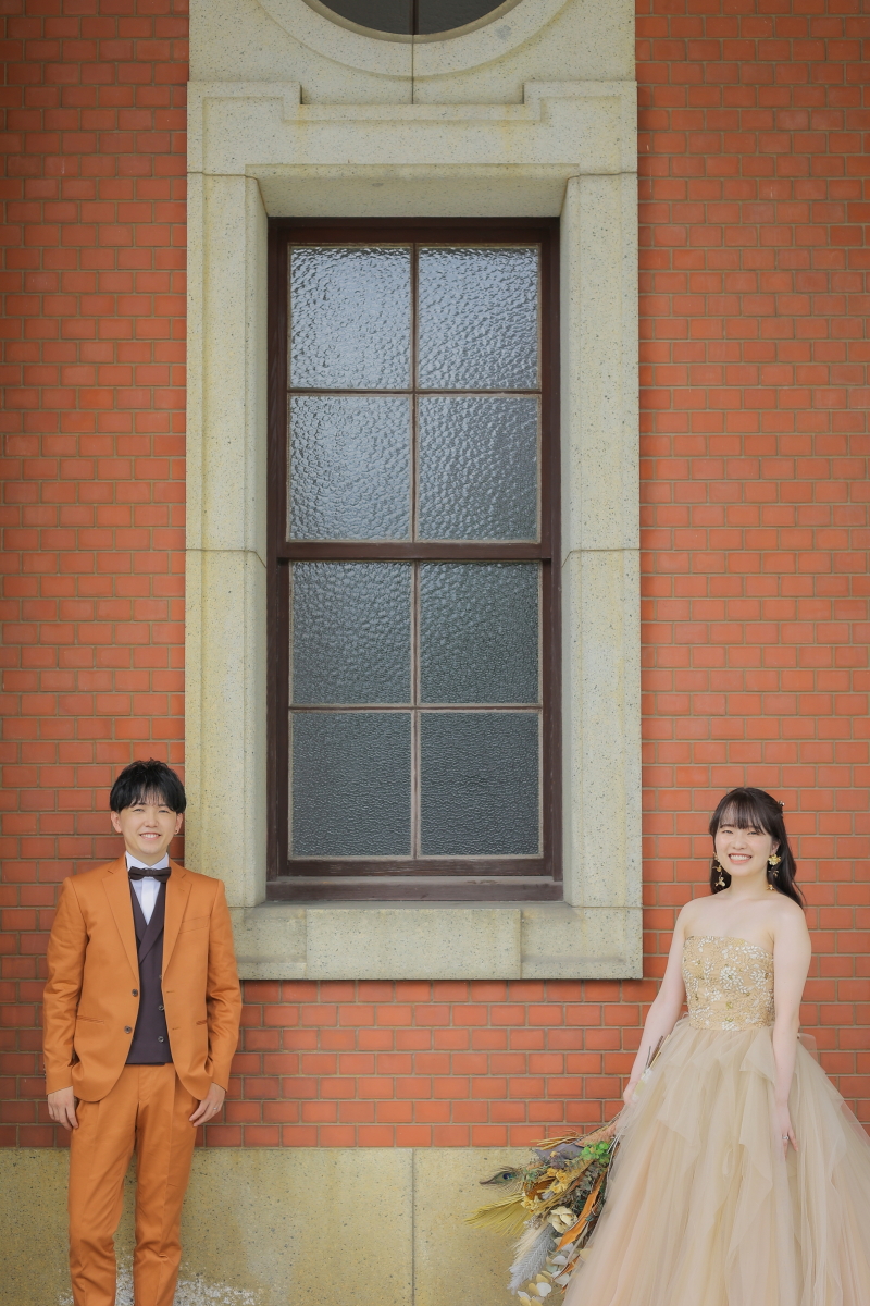 名古屋市政資料館のレンガを背景にツーショット撮影