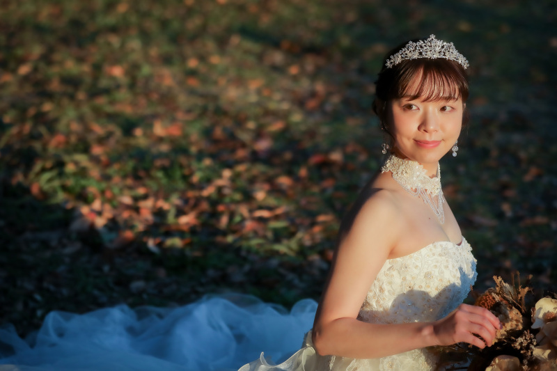 夕景に浮かぶティアラと花嫁様の美しい洋装ソロ写真