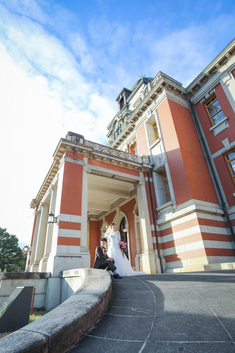 名古屋市政資料館の正面玄関前で洋装衣装の構図写真