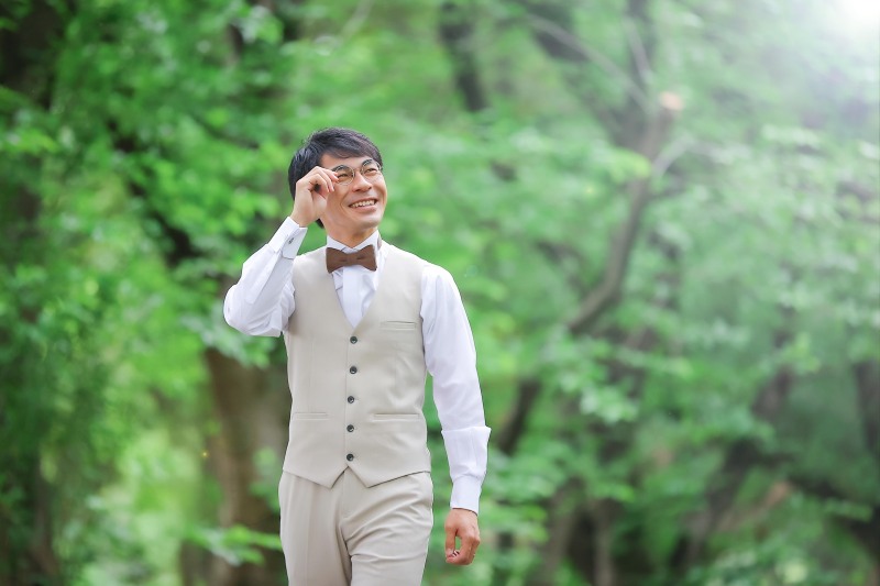 新緑の散策シーンで見せる新郎様のナチュラルな笑顔