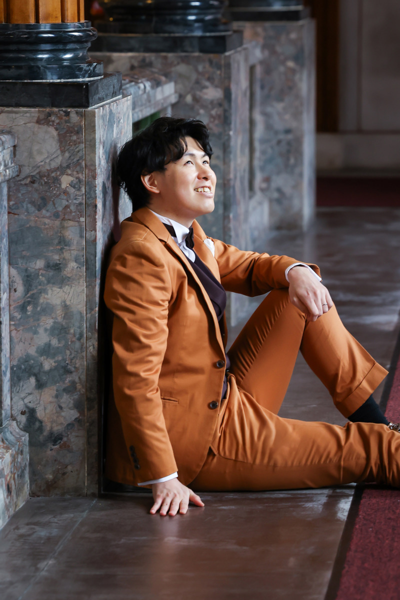 壁面の質感を背景に活かし新郎様のソロショット撮影