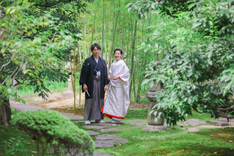 中村公園の桐蔭茶席で緑に囲まれた白無垢のおふたり