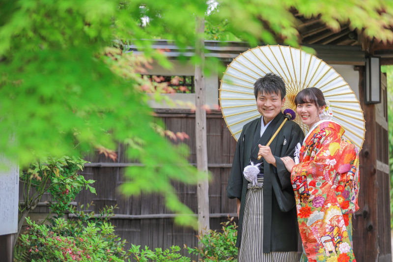 相合傘でお二人の仲の良さを演出