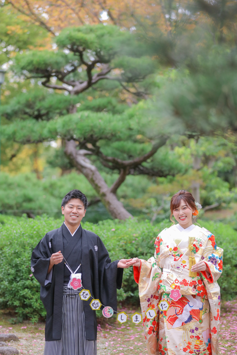 手作りのガーランドを持って