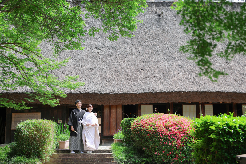 合掌造りを背景に撮影