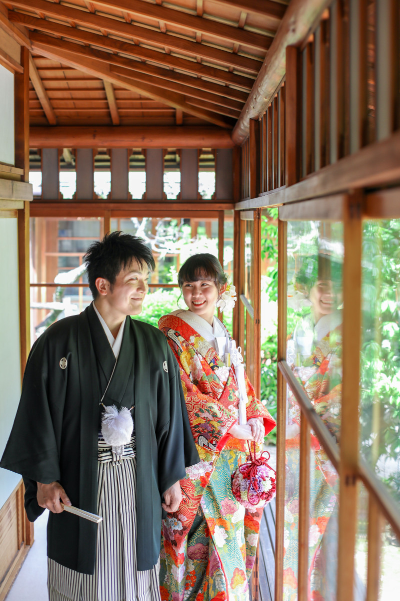 お茶室の縁側通路でツーショット撮影
