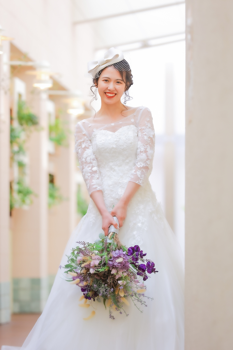 ホテルガーデンでブーケを持つ花嫁様の可憐な洋装姿