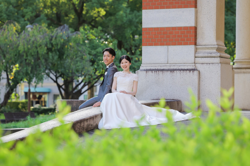 名古屋市政資料館の正面入り口付近の洋装フォト構図