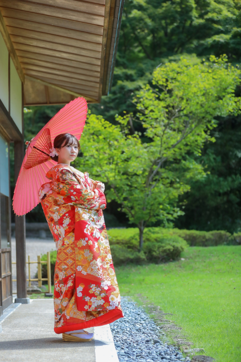 赤番傘と色打掛と新緑のコラボレーション