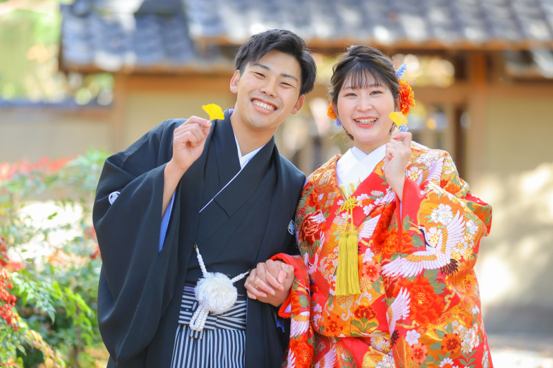 イチョウの葉を持って