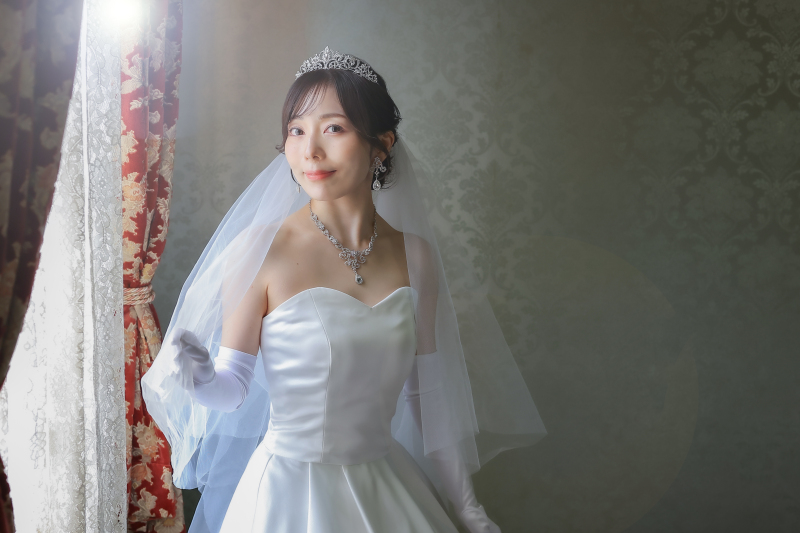 レースカーテン越しに立つ新婦様のソロショット撮影