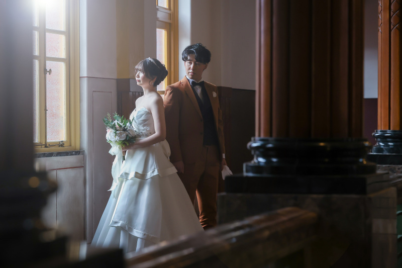 名古屋市政資料館窓辺で自然光が照らすツーショット