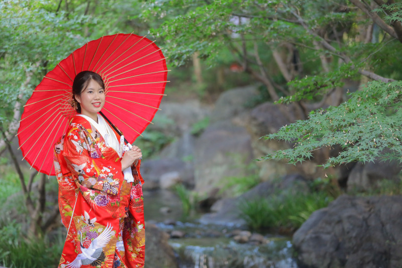 庭園内の渓流を入れて新婦様のソロショット