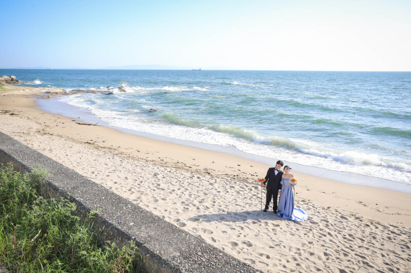 野間灯台の海辺でご用意のお花小物と洋装前撮り写真