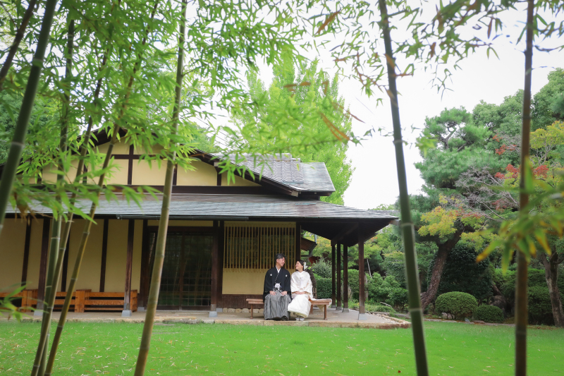 庭園の縁側で過ごす様子を、景観を活かしながら撮影