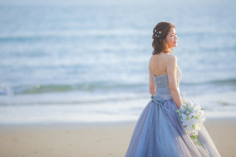 新婦様ソロショット見つめる先には新郎様