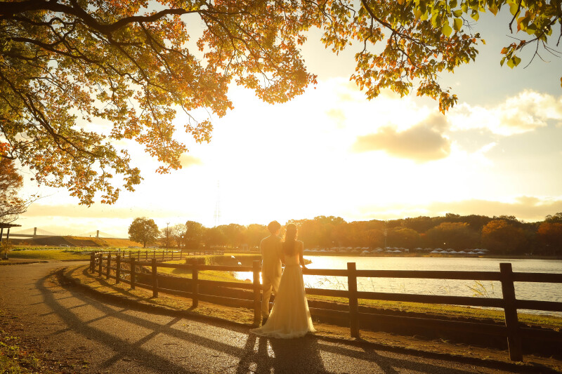 夕方の庄内緑地公園でやわらかな光に包まれるウェディングドレスのフォトウェディング