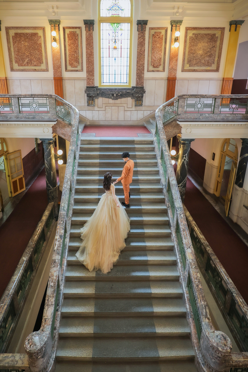 大階段のクラシカル雰囲気を活かしたエスコート撮影