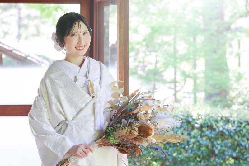 中村公園記念館の室内で、ブーケを持って残す花嫁姿