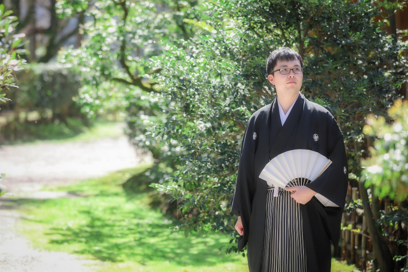 新緑のコントラストを活かして新郎様ソロショット