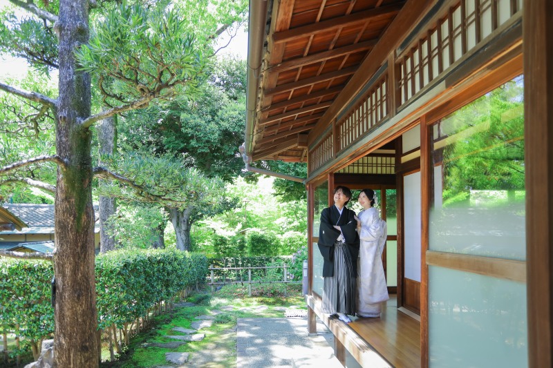 中村公園記念館の縁側で笑顔を残した和装前撮り写真