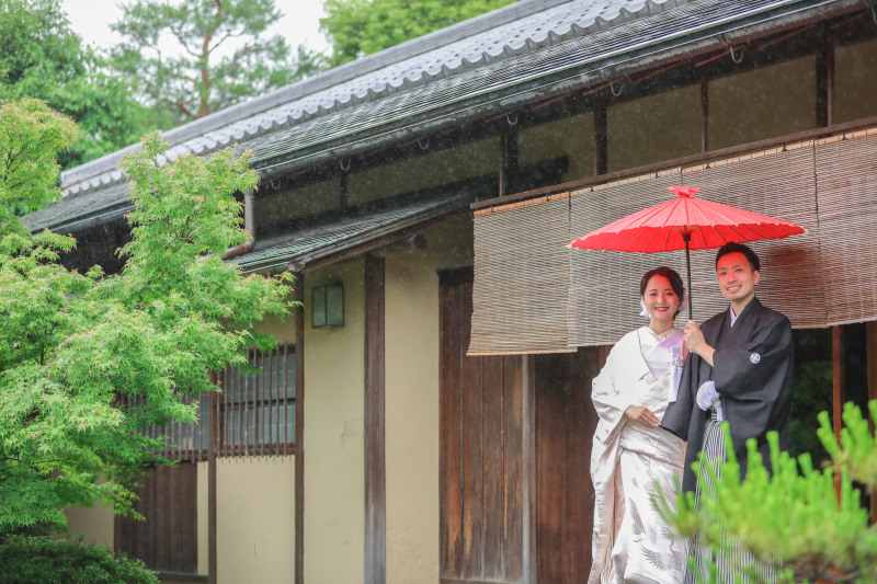 お茶室の縁側でツーショット撮影