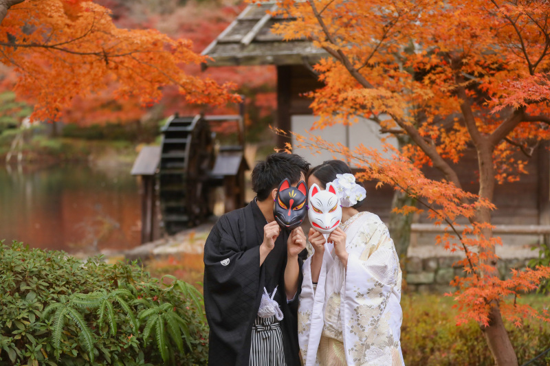 お面と水車と紅葉でツーショット撮影