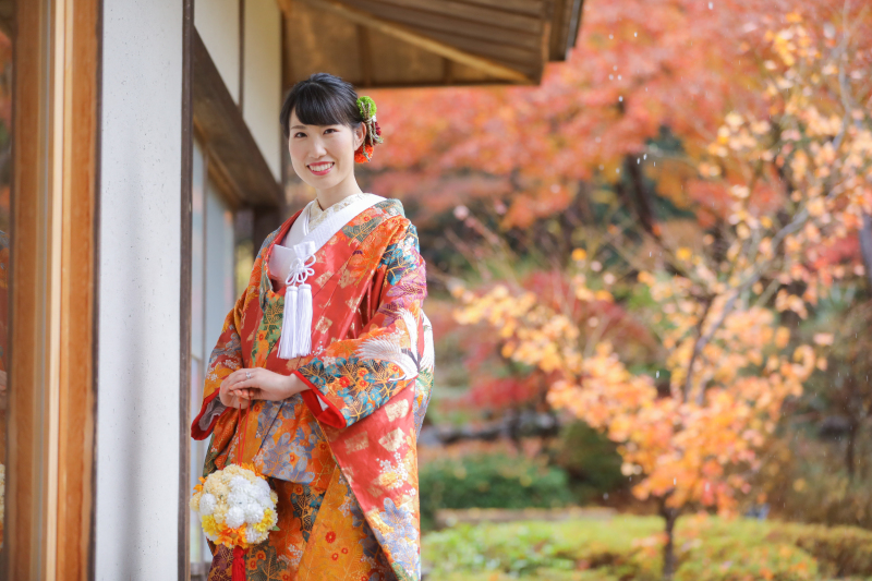 紅葉を背景に新婦様のソロショット