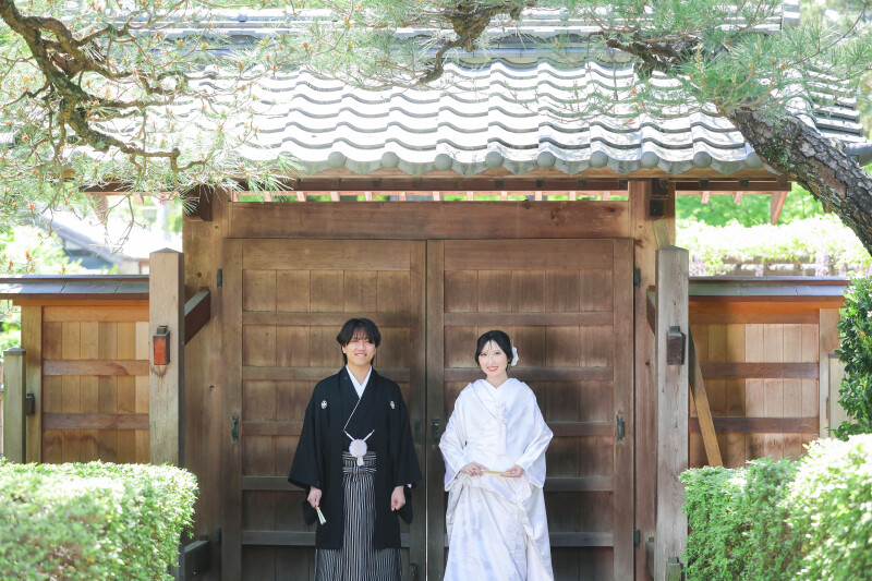 中村公園記念館の門前で和装姿をきれいに残した一枚
